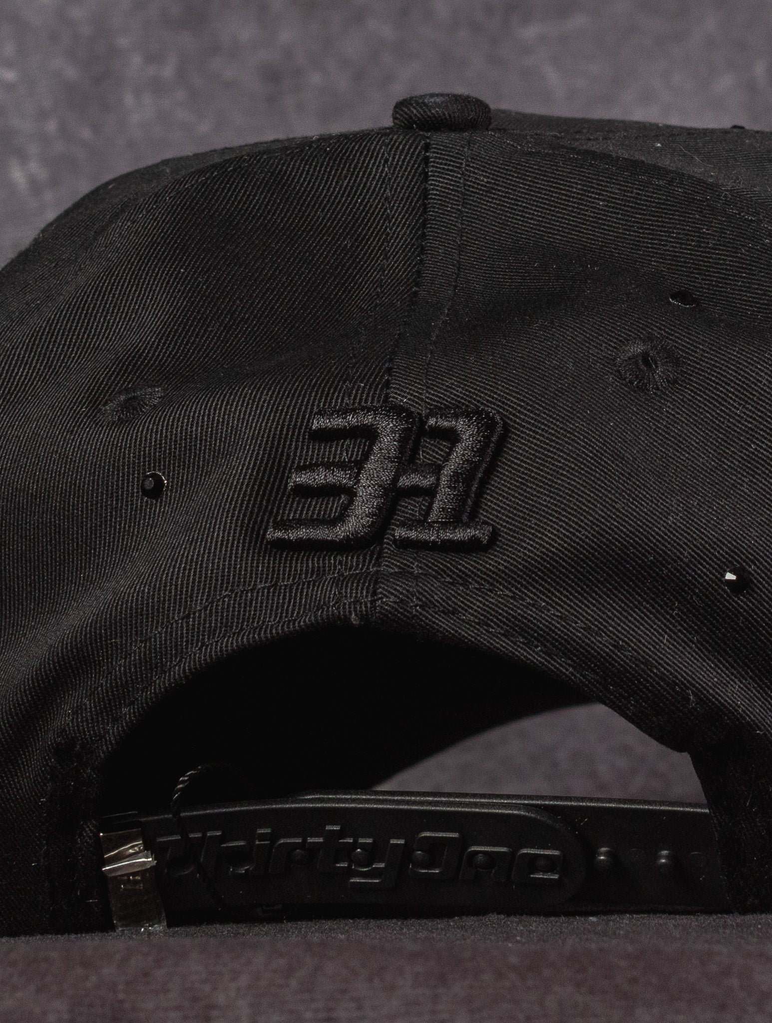 31 Hats Full black